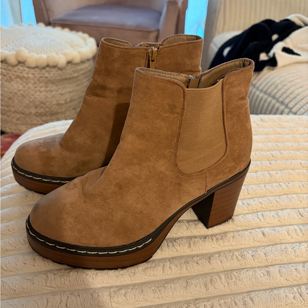 Size 9 women’s suede brown boots